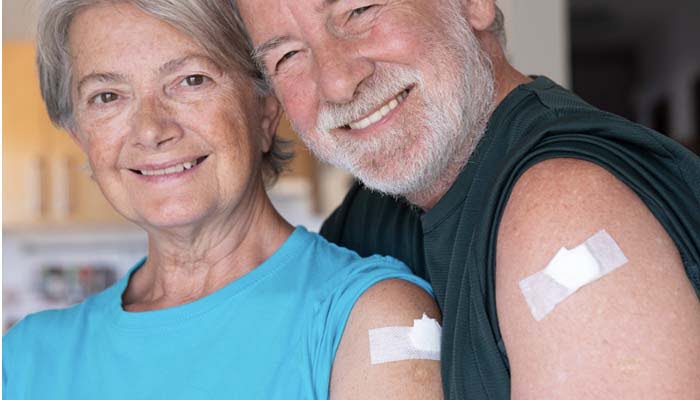 anziani coppia vaccino