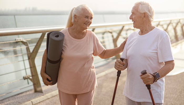 anziani-esercizio-cammino