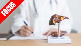 Doctor-with-human-liver-anatomy-model-liver-cancer-and-tumor-j